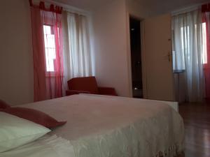 Postel nebo postele na pokoji v ubytování Guest House Robert i Mirna