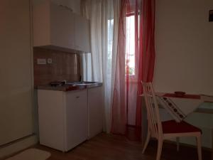 Kuchyň nebo kuchyňský kout v ubytování Guest House Robert i Mirna