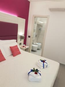 1 dormitorio con 1 cama con toallas y espejo en Cinqueterre Behind, en La Spezia 37 fotos más