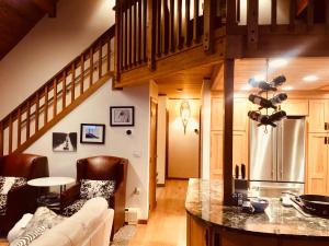 eine Küche mit Sofa und Tisch in einem Zimmer in der Unterkunft Cedarwalk in Killington + 20 Fotos