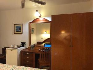 Łóżko lub łóżka w pokoju w obiekcie Hostal de la Caravel-la