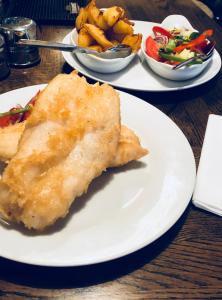 un tavolo con tre piatti di cibo sopra di The Midway Bar & Guesthouse a Dungloe