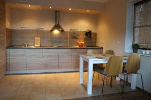 A kitchen or kitchenette at Apartament Jedynka Villa Incognito