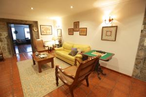 - un salon avec un canapé et une table dans l'établissement Casa do Lago, à Amares