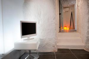 a computer monitor sitting on a stand in a room at Gîte de l'oppidum in Rochecorbon