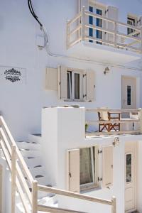 Casa blanca con puertas y escaleras blancas en Ioanna's House en Mykonos