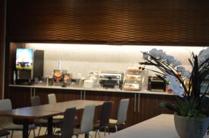 En restaurant eller et spisested på Wingate by Wyndham Kamloops