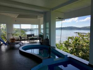 Casa con piscina y vistas al agua en Sand Dollar Villa, en Boca Chica