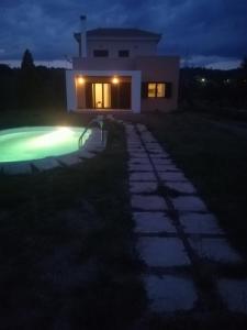 Bazén v ubytování Orfeas Villa nebo v jeho okolí