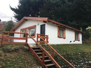 una pequeña casa con una escalera que conduce a ella en Cabañas Don Pepe en San Carlos de Bariloche