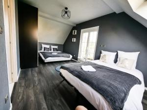 Un pat sau paturi într-o cameră la Gites Spa Strasbourg - La Villa 15