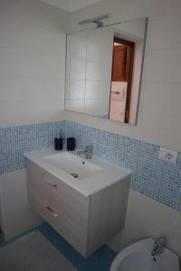 アグローポリにあるLa Villetta del Galloのバスルーム(洗面台、トイレ、鏡付)