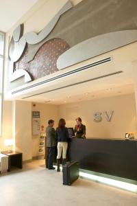 The lobby or reception area at Suites Viena Plaza de España