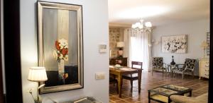 - un salon avec une table et un miroir dans l'établissement Alojamientos Victoria, à Sigüenza