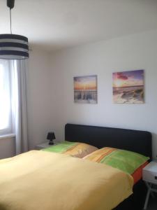 1 Schlafzimmer mit 2 Betten und Wandmalereien in der Unterkunft Ferienwohnung Zweisamkeit in Graal-Müritz