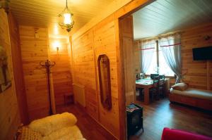 アヌシーにあるHelloの木製の壁の客室とデスク付きの客室を提供しています。