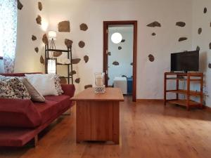 een woonkamer met een bank en een tafel bij Casa el Gallo in Teguise