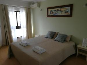 ヴィラモウラにあるAqua Apartmentのベッドルーム1室(ベッド1台、タオル2枚付)