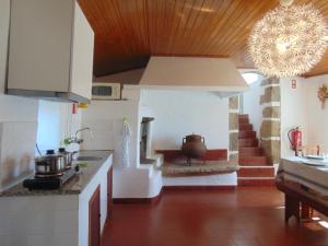 Kuchyň nebo kuchyňský kout v ubytování Casas da Loureira - Casa do Pote