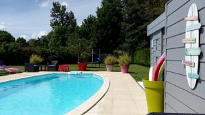 einen Pool im Hinterhof eines Hauses in der Unterkunft Appt-Gîte du Relais de Drugy in Saint-Riquier