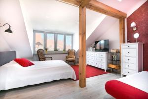 1 dormitorio con 1 cama grande y TV en Loft Apartments en Gdansk