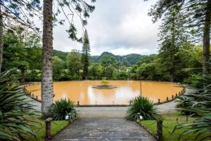 a large pond in the middle of a park at Casa Azul da Beija in Furnas