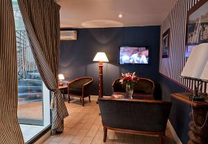 a living room with a desk and a tv at Opera Deauville in Paris