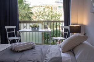 sypialnia z łóżkiem i stołem oraz balkonem w obiekcie Playamar Beach w mieście Torremolinos