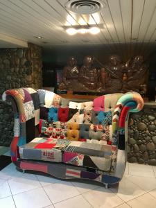 ein Sofa in einem Zimmer mit einer Wand in der Unterkunft Hotel Aiello in San Luis