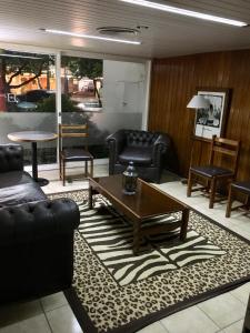 Sala de estar con sofás y mesa de centro en Hotel Aiello en San Luis