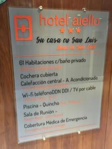 un cartel en la puerta de un restaurante hotelallo en Hotel Aiello en San Luis