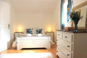 En eller flere senge i et værelse på Lovely Apartment in the Center Of Aveiro