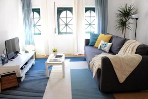 アヴェイロにあるLovely Apartment in the Center Of Aveiroのリビングルーム(ソファ、テレビ付)