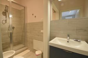 een badkamer met een wastafel, een douche en een toilet bij Angelica e Orlando in Trapani