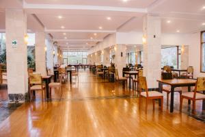 un ristorante con pavimenti e tavoli in legno e sedie di Taypikala Deluxe Valle Sagrado a Urubamba
