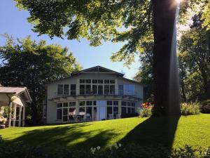 Ein Garten an der Unterkunft Meerblick - Villa Achterkerke