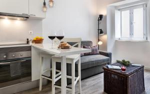 uma cozinha com uma mesa com dois copos de vinho em Casa dos Apóstolos em Évora