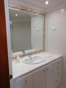 ヴィラモウラにあるAqua Apartmentのバスルーム(シンク、大きな鏡付)