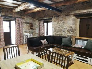 a living room with a couch and a table at Casa Blanquita in Molinaseca