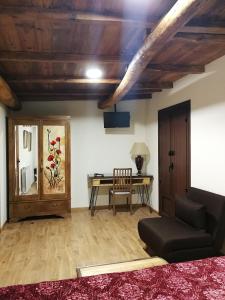 a living room with a couch and a desk at Casa Blanquita in Molinaseca