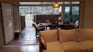 プラヤ・デアロにあるVILLAS COSETTE - Villa Trianaのソファ、テーブル、椅子付きのポーチ