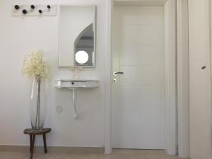 ティヴァトにあるPaunovic Apartmentsの白い扉 +61枚の写真