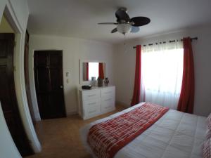 Ένα ή περισσότερα κρεβάτια σε δωμάτιο στο Coco Beach Home