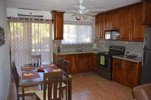 Kjøkken eller kjøkkenkrok på Coco Beach Home