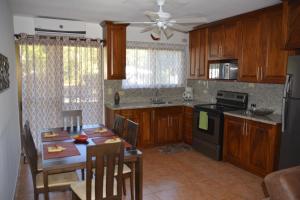 Kuchyň nebo kuchyňský kout v ubytování Coco Beach Home