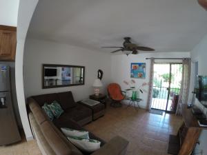TV a/nebo společenská místnost v ubytování Coco Beach Home