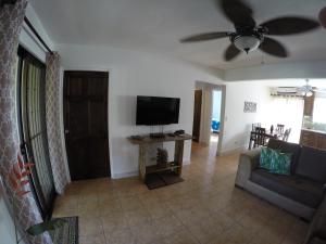 Μια τηλεόραση ή/και κέντρο ψυχαγωγίας στο Coco Beach Home