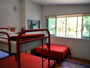 瓜達拉哈拉的住宿－查普爾特佩克旅舍，一间卧室设有两张双层床和一扇窗户。