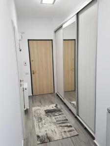 un pasillo vacío con espejos y una alfombra en Frontal view by Twin Residence, en Mamaia