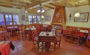 A restaurant or other place to eat at Hosteria Sirenuse